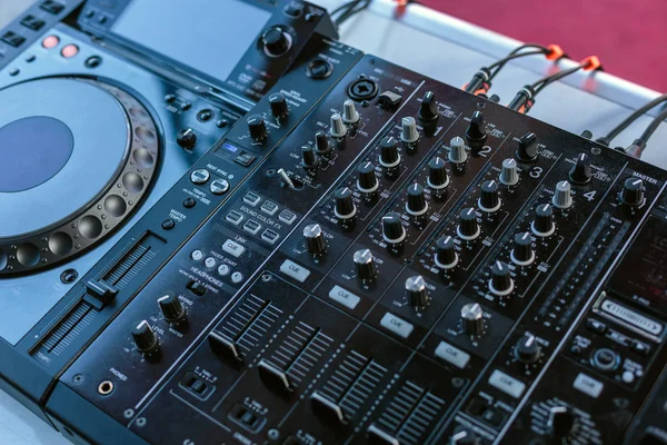 Moderne dj sound mixer close-up, entertainment thema 's — Stockfoto