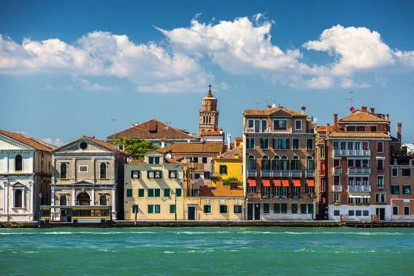 Uma torre sineira inclinada em Veneza, Itália — Fotografia de Stock