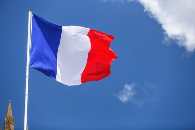 Fransız bayrağının mavi bulutlu gökyüzü karşı.