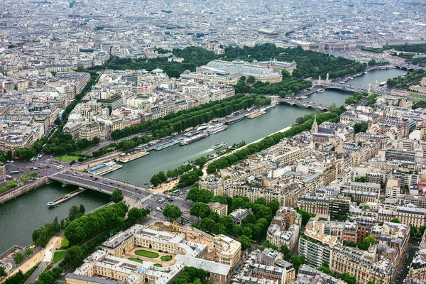 Seine Nehri Eyfel Kulesi, Paris üzerinden doğru havadan görünümü — Stok fotoğraf