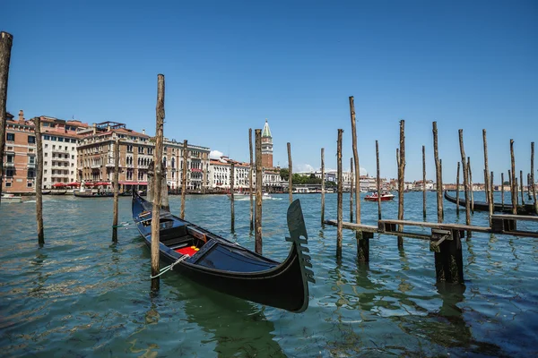 Vista da gôndola durante o passeio pelos canais de Veneza i — Fotografia de Stock