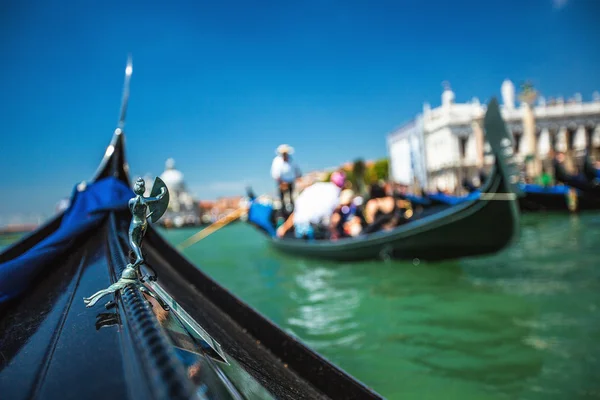 Vista da gôndola durante o passeio pelos canais de Veneza i — Fotografia de Stock