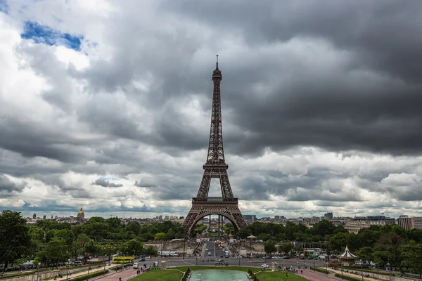 Panoramautsikt över Eiffeltornet i paris, Frankrike — Stockfoto