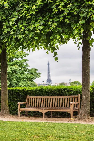 Bänk och Tuilerierna i Paris — Stockfoto