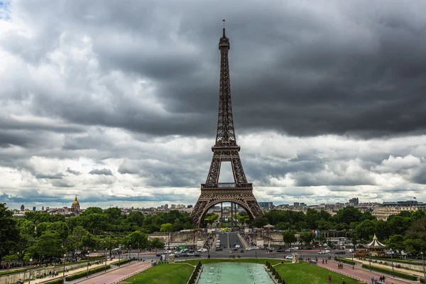 Utsikt mot Eiffeltornet i Paris, Frankrike — Stockfoto