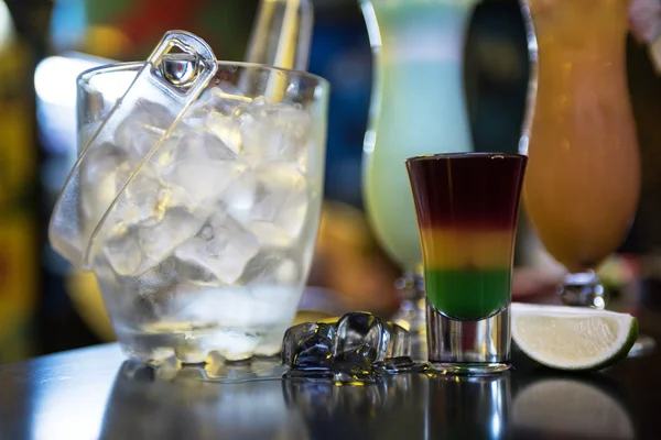 Cocktails auf Barhintergrund — Stockfoto