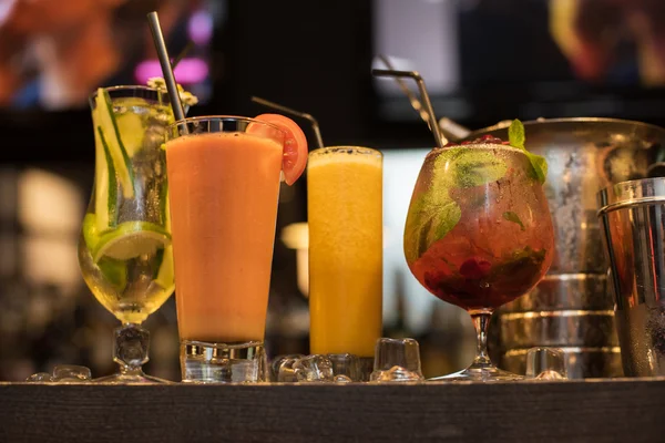 Cocktails på bar bakgrund — Stockfoto