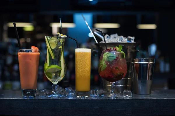 Cocktaileja baaritaustalla — kuvapankkivalokuva