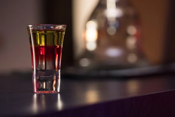 Bebida tiro no balcão do bar — Fotografia de Stock