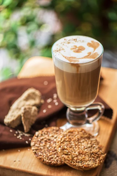 Kaffee-Latte-Tasse mit Keksen — Stockfoto