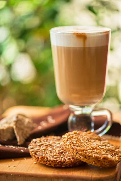 Kaffee-Latte-Tasse mit Keksen — Stockfoto