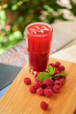 ahududu meyve içkiyle