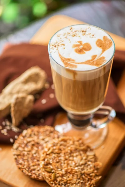 Kaffee-Latte-Tasse mit Keksen — Stockfoto