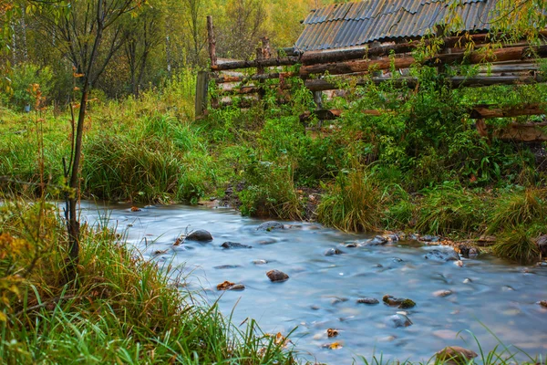 Ősszel a hegyi falu. — Stock Fotó