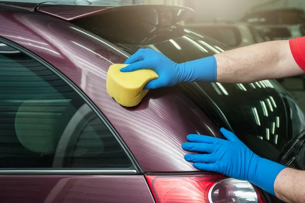 Mycie samochodu gąbką — Zdjęcie stockowe