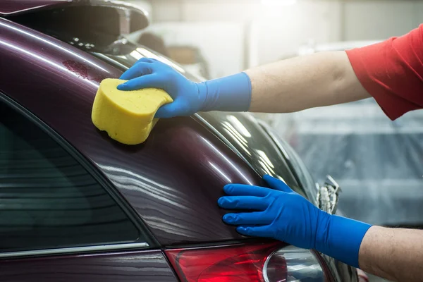 Auto mit Schwamm waschen — Stockfoto