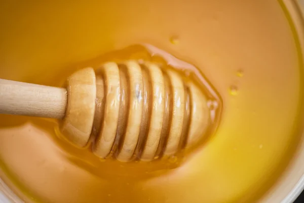 Miel avec cuillère en bois — Photo