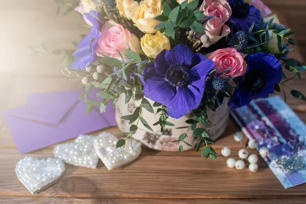 Lindo buquê flores e corações — Fotografia de Stock