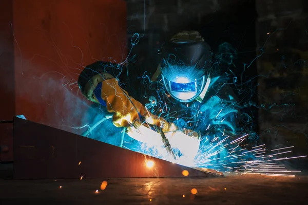 Worker welding metal — Stock Photo, Image