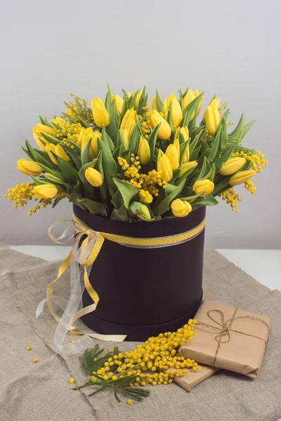 Jasny wiosenny bukiet tulipanów i kwiatów mimozy — Zdjęcie stockowe