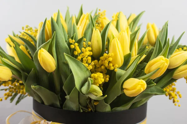 Luminoso bouquet primaverile di tulipani e fiori di mimosa — Foto Stock