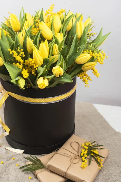 Heller Frühlingsstrauß aus Tulpen und Mimosen — Stockfoto