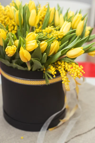 Heller Frühlingsstrauß aus Tulpen und Mimosen — Stockfoto