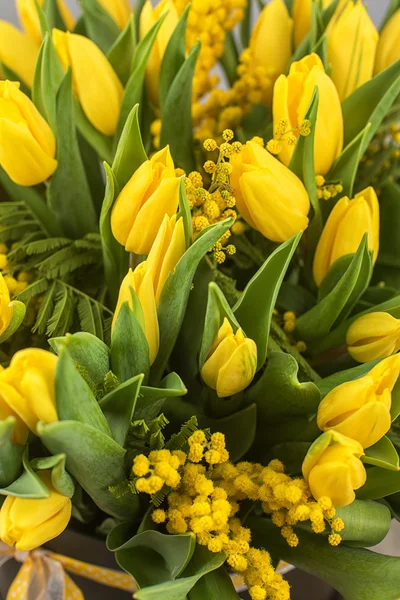 Luminoso bouquet primaverile di tulipani e fiori di mimosa — Foto Stock