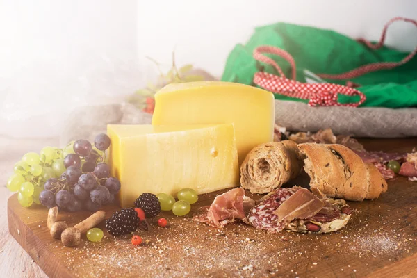 Comida posta sobre a mesa — Fotografia de Stock