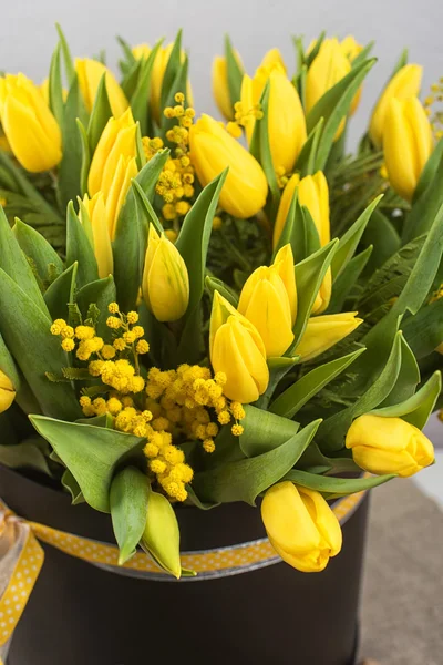 Luminoso bouquet primaverile di tulipani e fiori di mimosa — Foto Stock