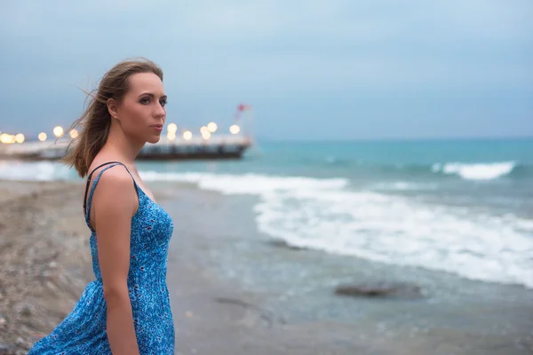 Bela mulher na praia — Fotografia de Stock