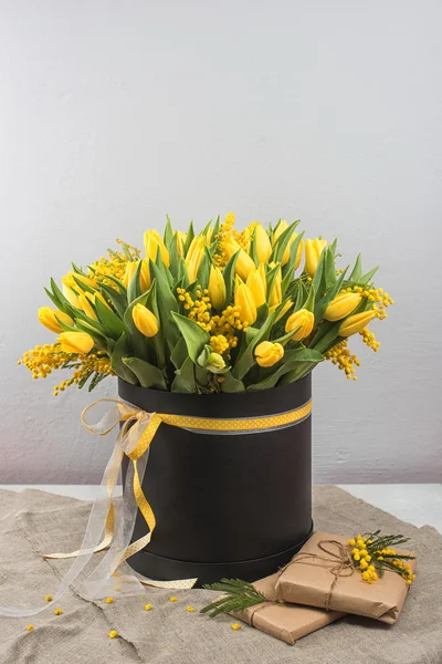 Buquê de primavera brilhante de tulipas e flores de mimosa — Fotografia de Stock