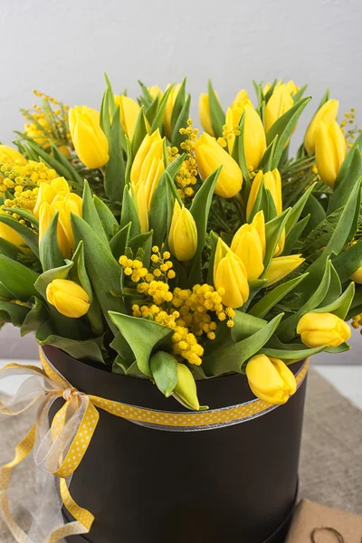 Heller Frühlingsstrauß aus Tulpen und Mimosen — Stockfoto