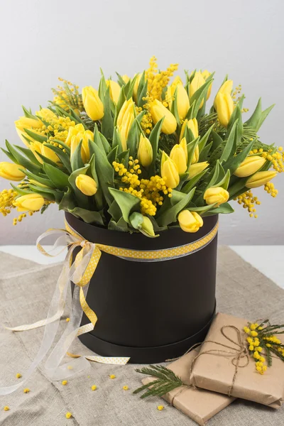 Ramo de primavera brillante de tulipanes y flores de mimosa — Foto de Stock