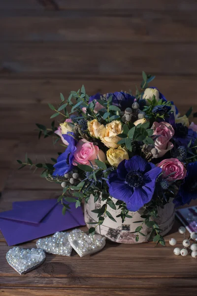 Lindo buquê flores e corações — Fotografia de Stock