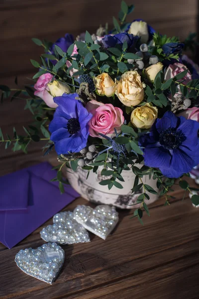 Lindo buquê flores e corações — Fotografia de Stock