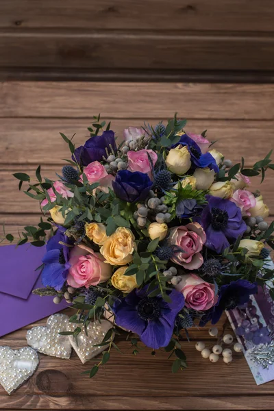 Schöner Strauß Blumen und Herzen — Stockfoto