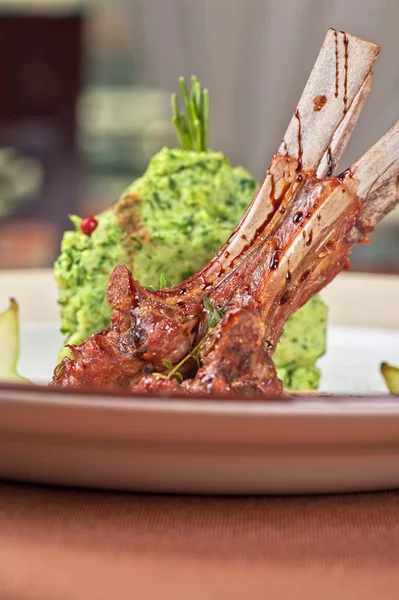 Ternera costillas con puré de patata —  Fotos de Stock