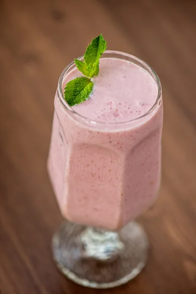 Jordgubbe smoothie på bord — Stockfoto