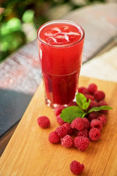 ahududu meyve içkiyle