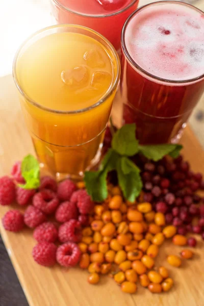 Bevanda di frutta con lamponi di mirtilli rossi e olivello spinoso — Foto Stock