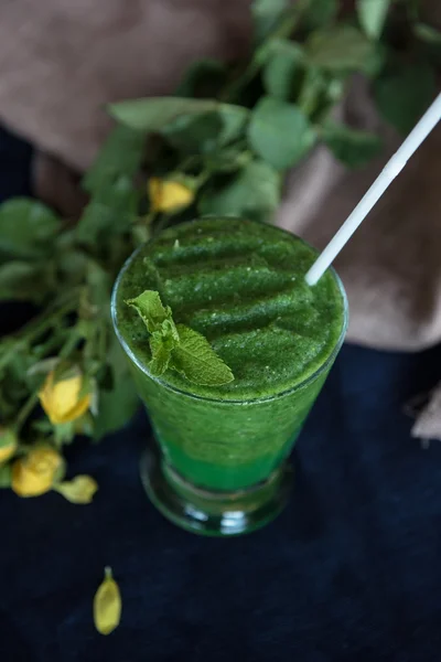 健康的な有機緑のスムージー — ストック写真