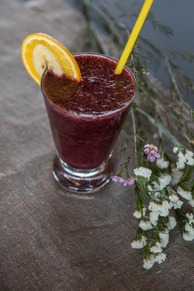 Smoothie aus Blaubeerbanane und Orangensaft — Stockfoto