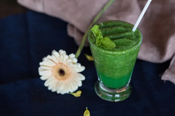 Gesunder grüner Bio-Smoothie — Stockfoto