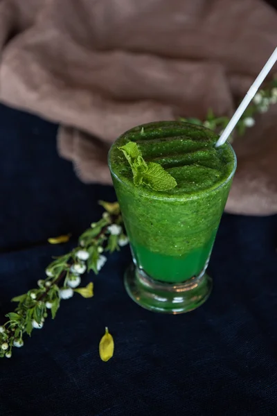 Healthy organic green smoothie — Stock Photo, Image