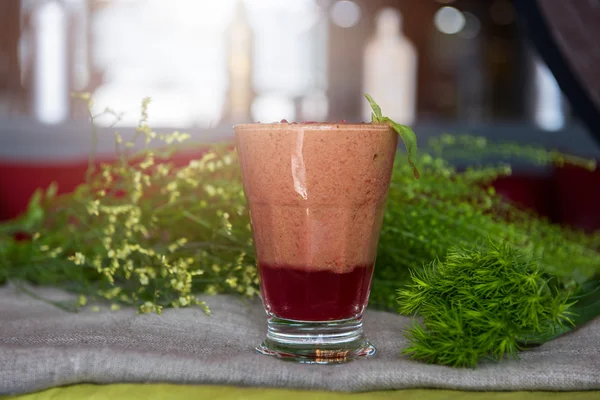 Hallon smoothie med basilika — Stockfoto