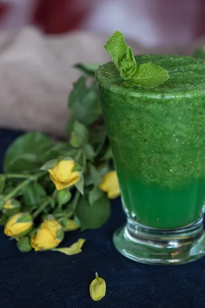 Sağlıklı organik yeşil smoothie — Stok fotoğraf