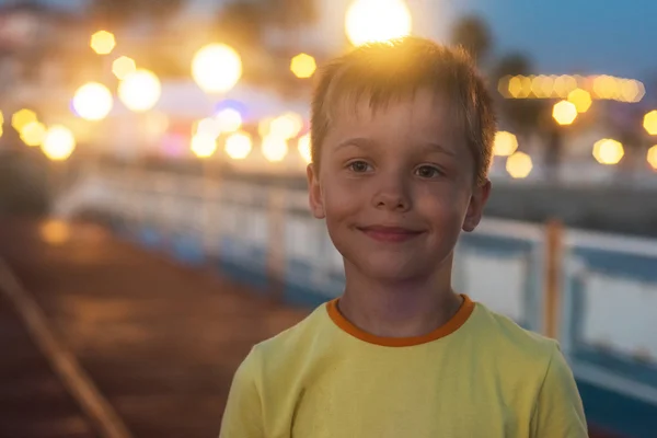 Jongen jongen wandelen — Stockfoto