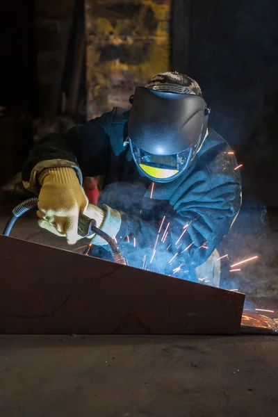 Metal de soldadura del trabajador —  Fotos de Stock