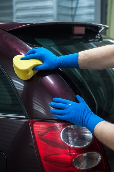 Auto mit Schwamm waschen — Stockfoto